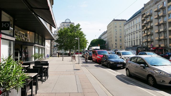 Nestroyplatz Blick entlang einer Straße mit einem Radfahrer