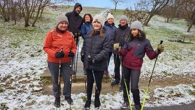 eine Gruppe Menschen mit Nordic Walking Ausrüstung