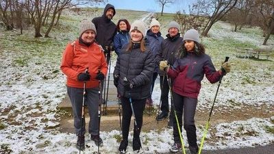 eine Gruppe Menschen mit Nordic Walking Ausrüstung