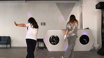 Im Mehrzweckraum üben zwei Jugendliche ihre TikTok-Dancemoves.