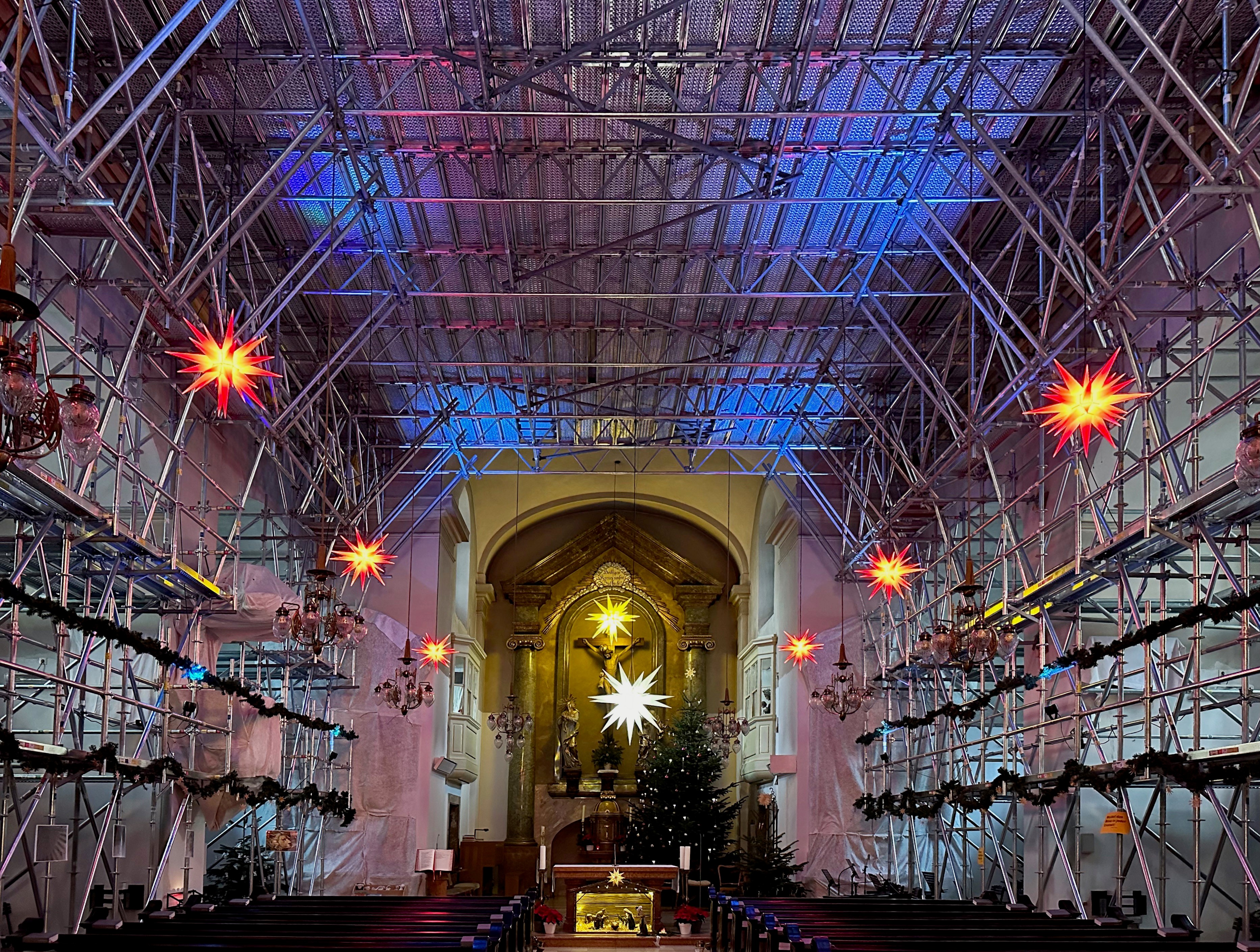 Mit Sternen eindrucksvoll beleuchtetes Kirchenschiff